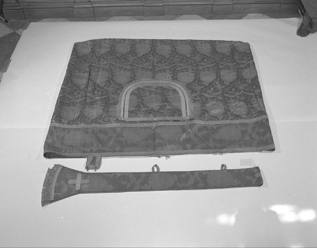 piviale, elemento d'insieme - manifattura italiana (fine/inizio secc. XVII/ XVIII)