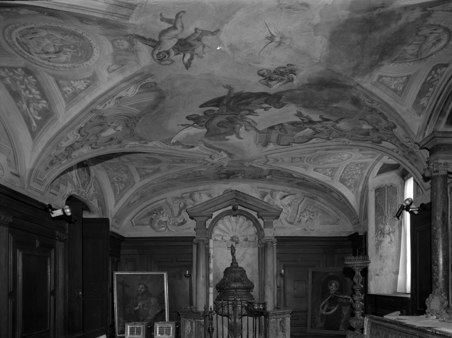 angelo con strumento della passione: tenaglia/ lancia (dipinto, elemento d'insieme) di Fontebasso Francesco (metà sec. XVIII)