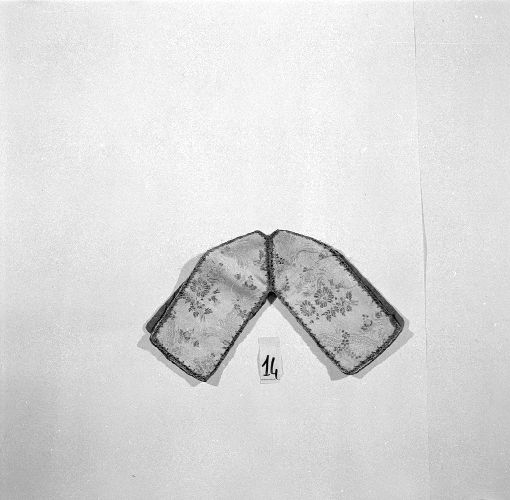 conopeo di pisside - manifattura italiana (prima metà sec. XX)