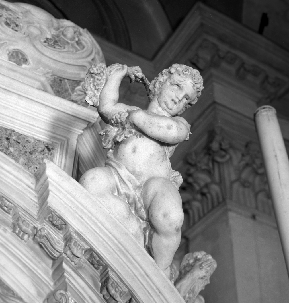 angelo con simbolo eucaristico: uva (statua, elemento d'insieme) - bottega veneta (sec. XVIII)
