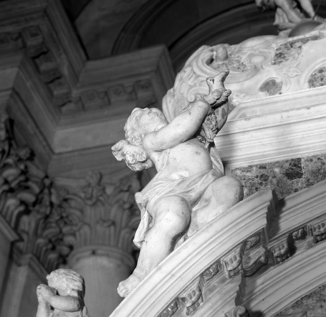 angelo con simbolo eucaristico: uva (statua, elemento d'insieme) - bottega veneta (sec. XVIII)