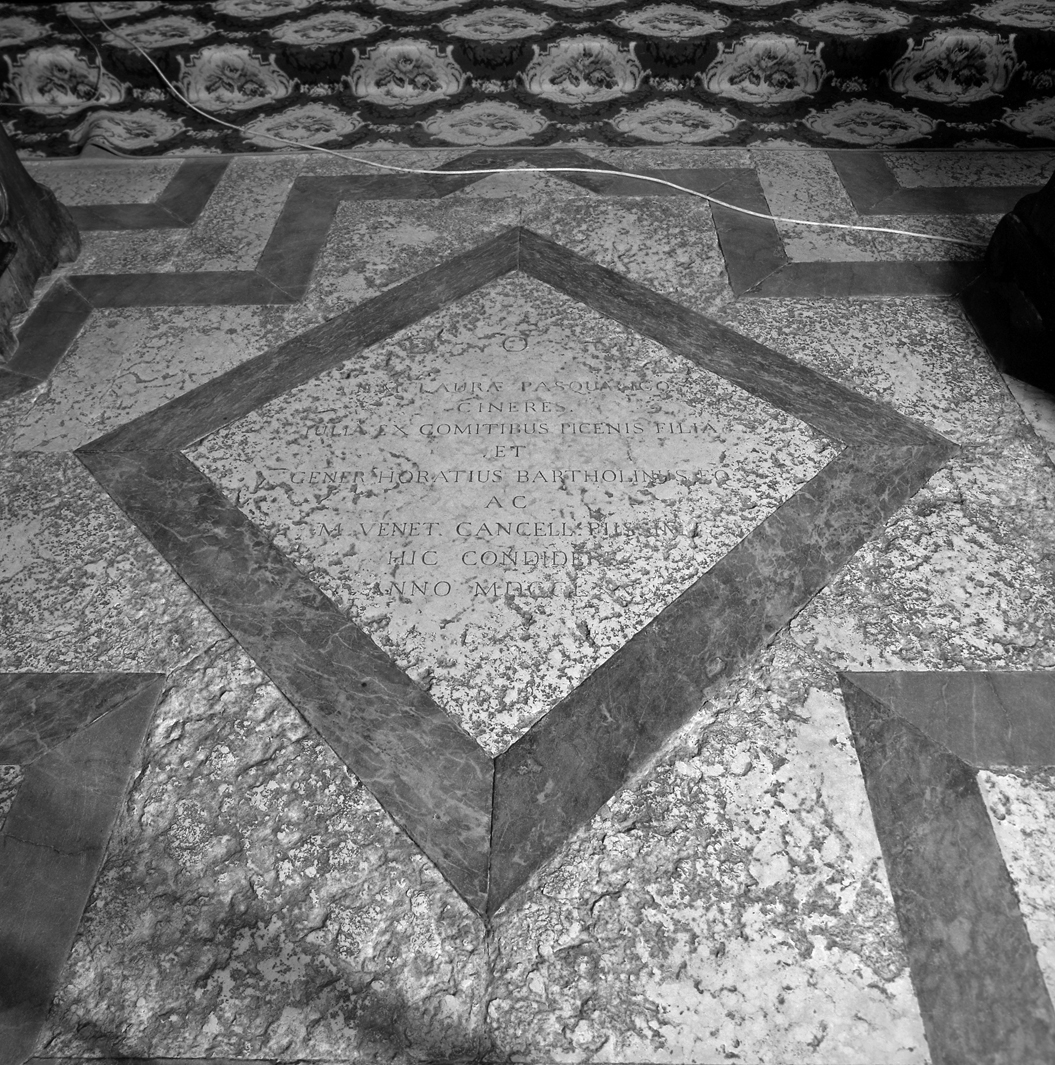 lapide tombale - ambito veneto (sec. XVIII)