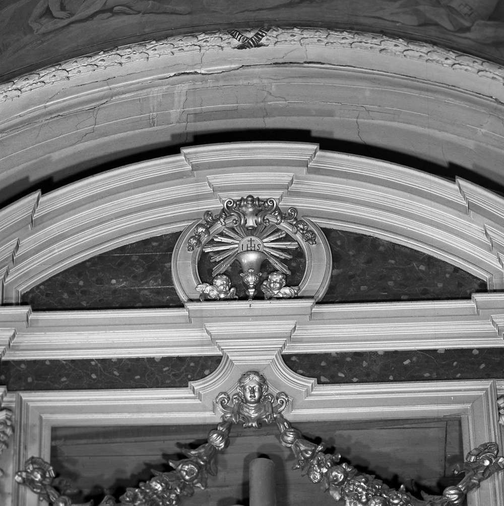 cherubini che adorano il calice eucaristico (decorazione a intaglio) - bottega veneziana (sec. XVIII)