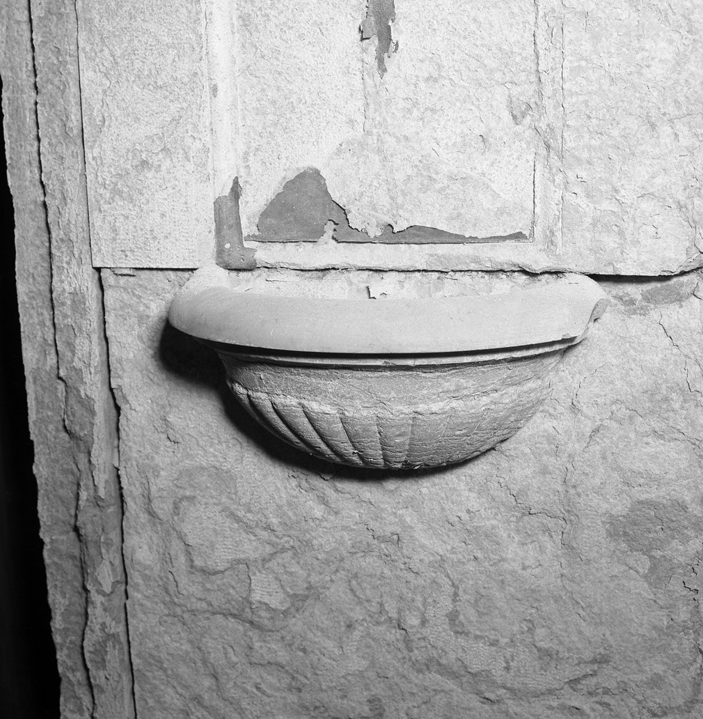 acquasantiera da parete - bottega veneziana (sec. XVIII)