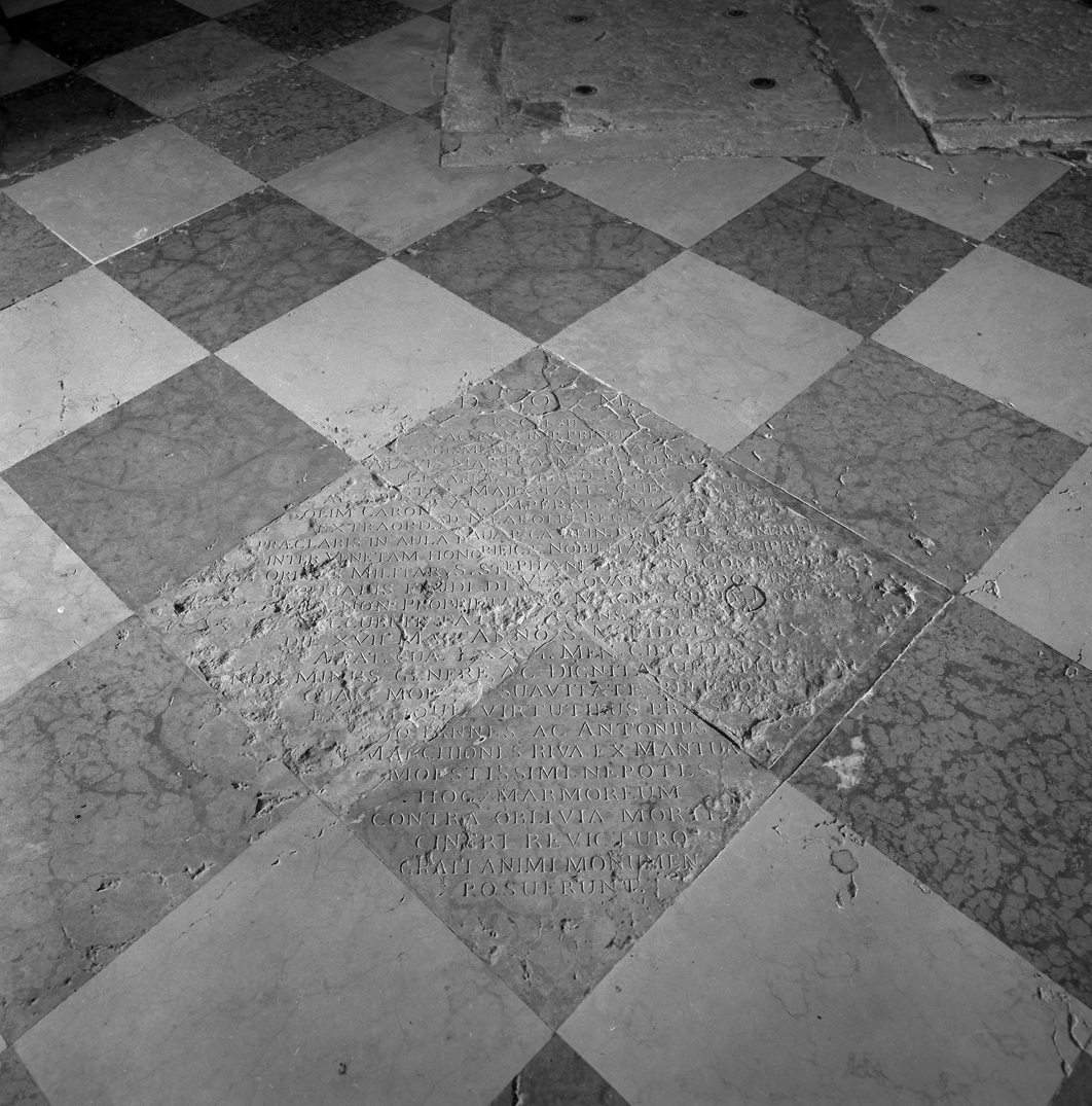 lapide tombale - ambito veneto (sec. XVIII)