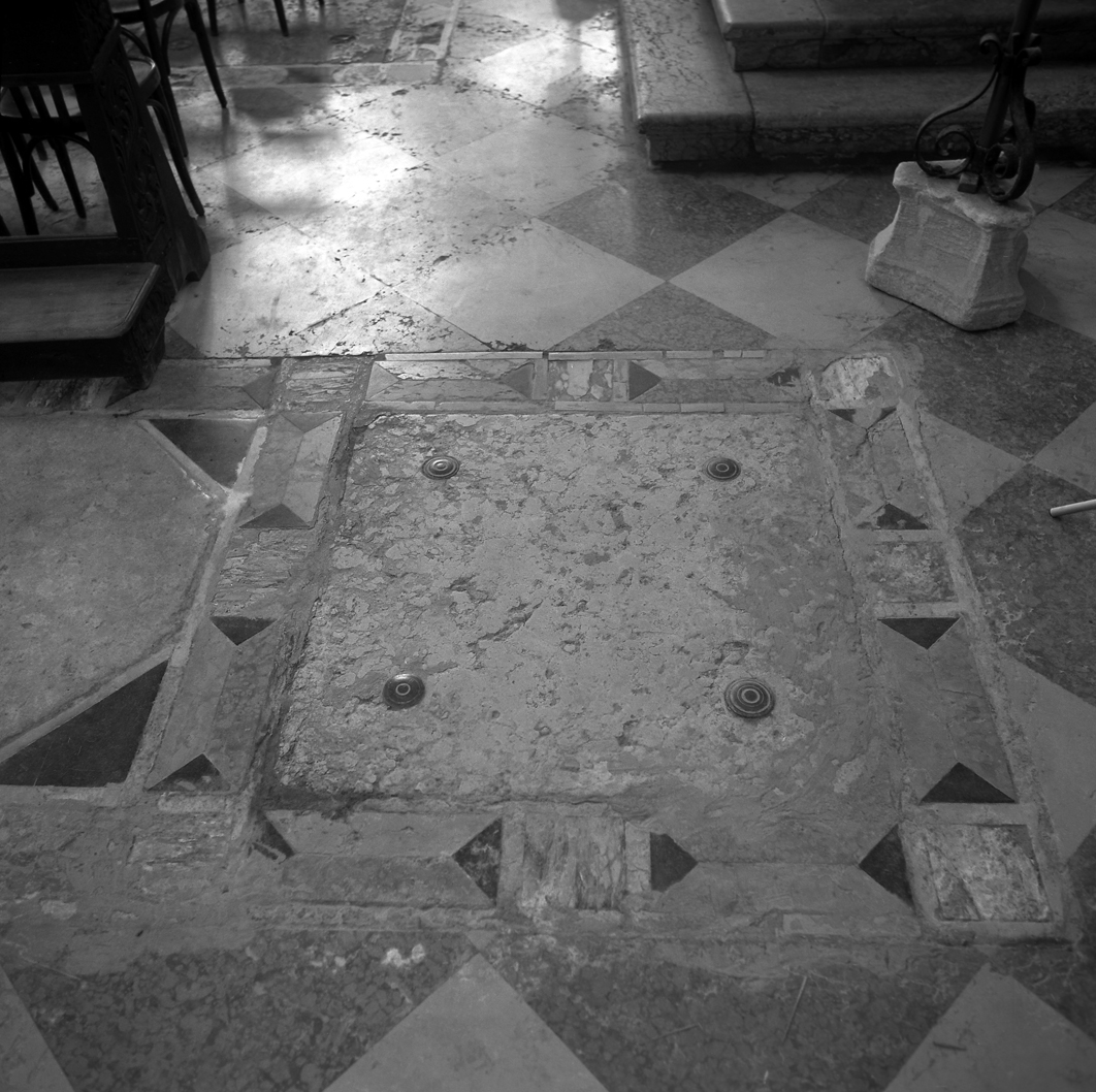 lapide tombale - ambito veneto (sec. XVIII)