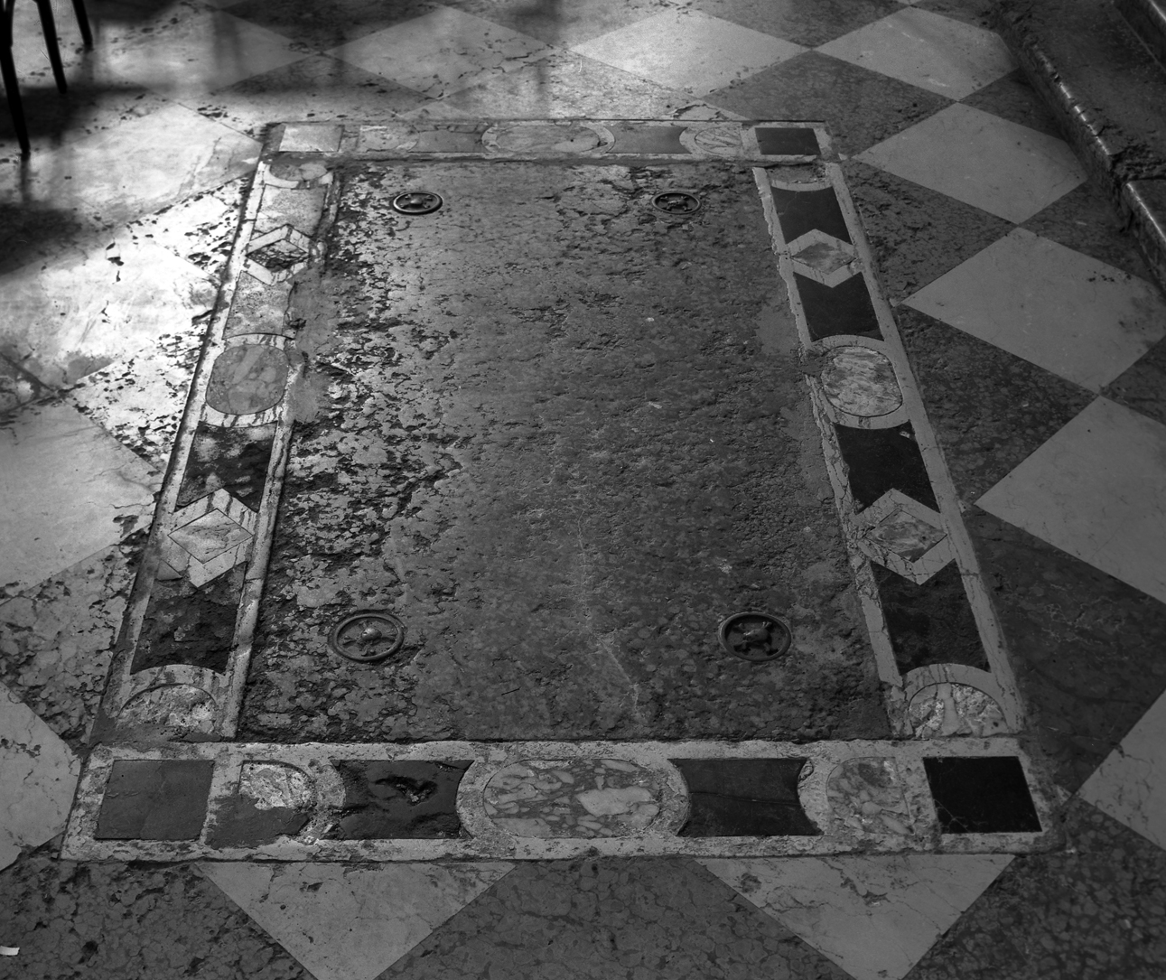 lapide tombale - ambito veneto (sec. XVIII)