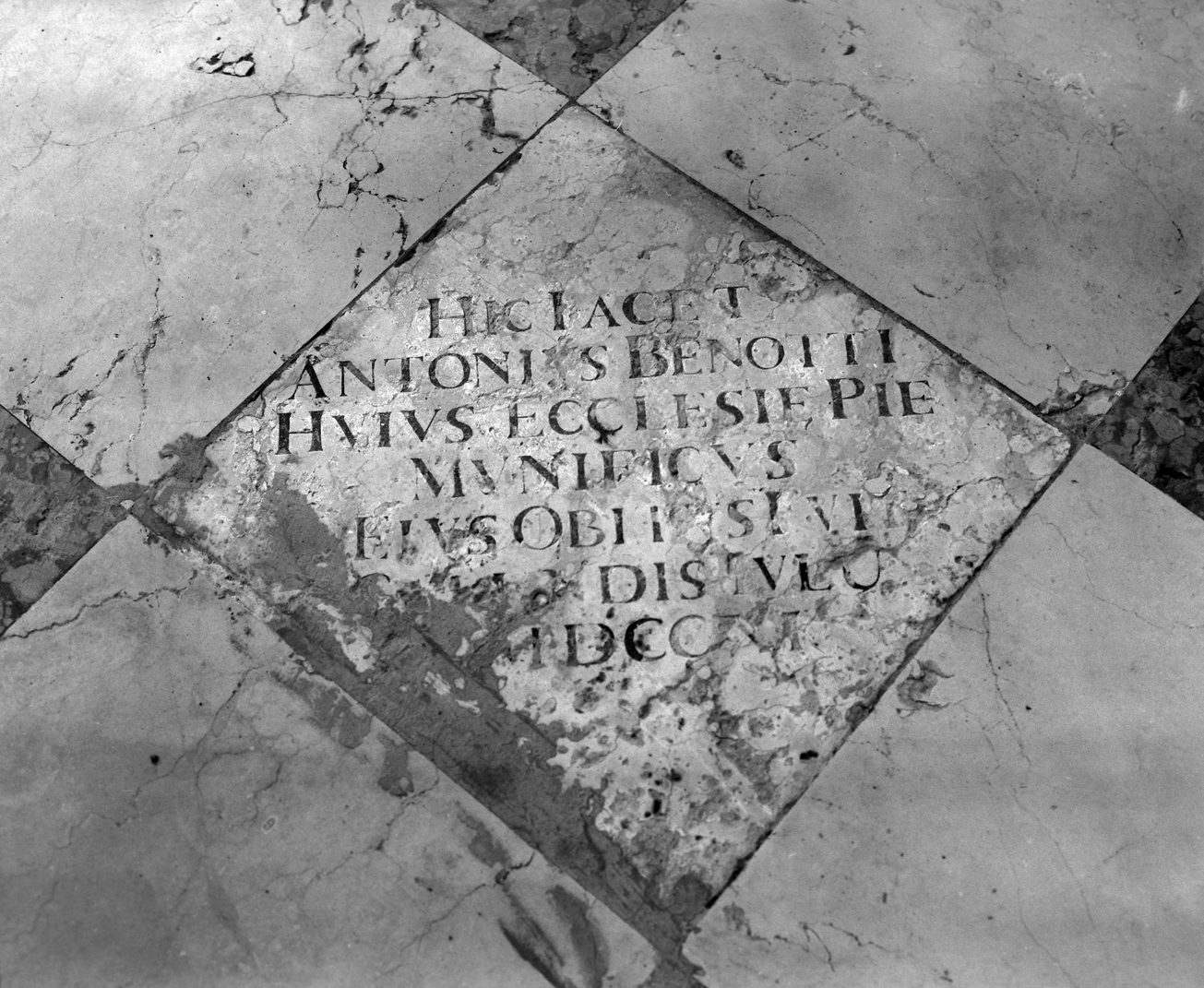 lapide tombale - ambito veneto (sec. XVIII)