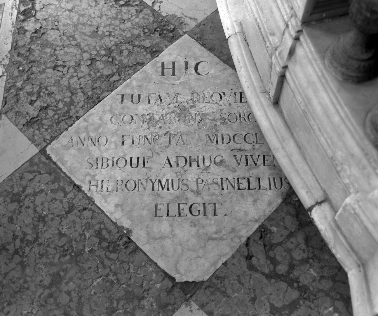 lapide tombale - ambito veneto (sec. XVIII)