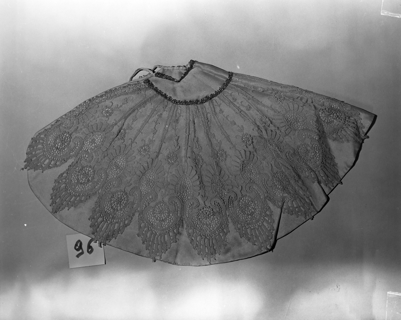 conopeo di pisside - manifattura italiana (prima metà sec. XIX)