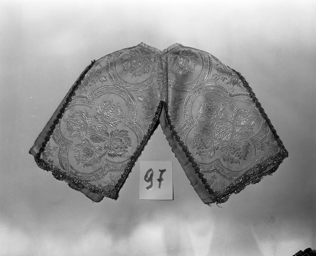 conopeo di pisside - manifattura italiana (prima metà sec. XX)