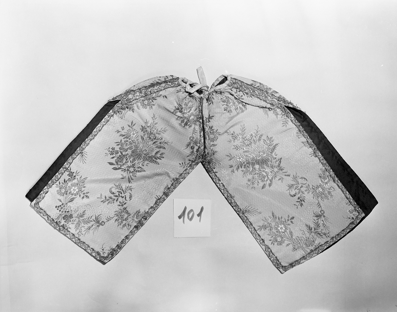 conopeo di pisside - manifattura italiana (prima metà sec. XX)