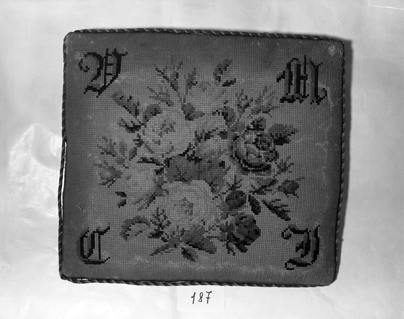 cuscino - manifattura italiana (prima metà sec. XX)