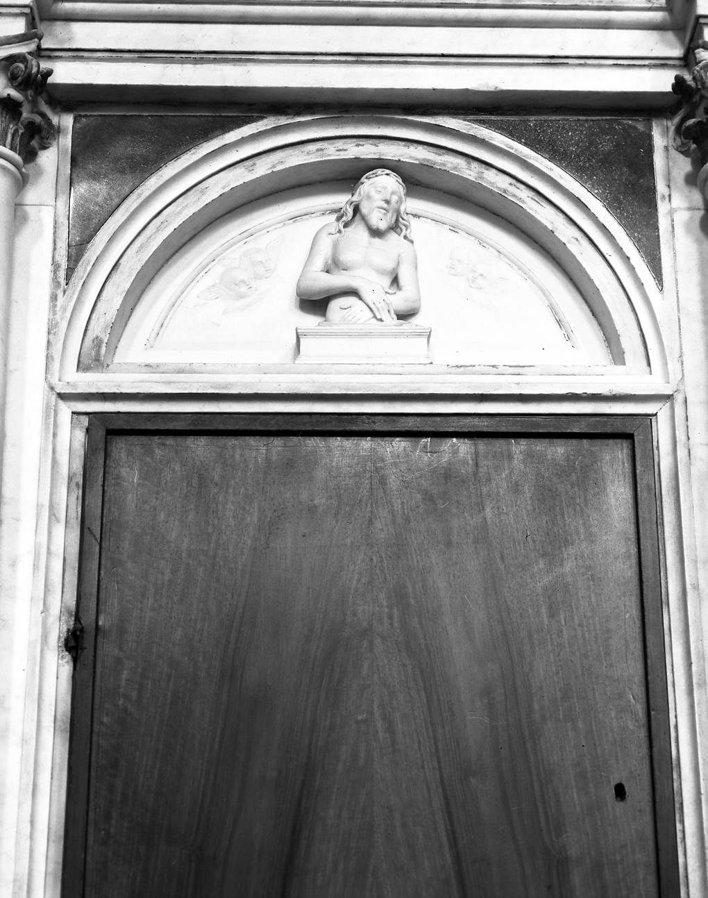 Cristo risorto (lunetta, elemento d'insieme) di Lombardo Tullio (scuola) (sec. XV)