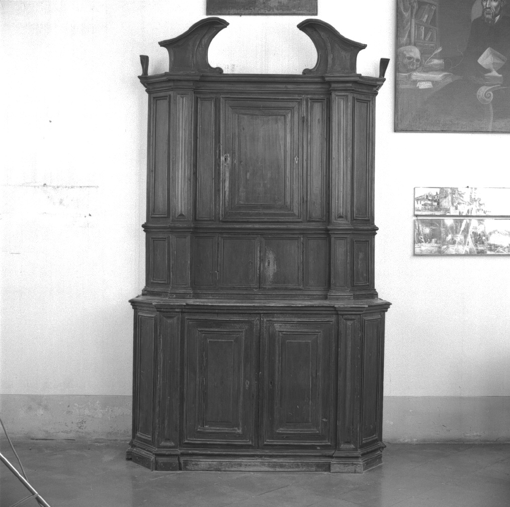 credenza con alzata - ambito veneto (secc. XVIII/ XIX)