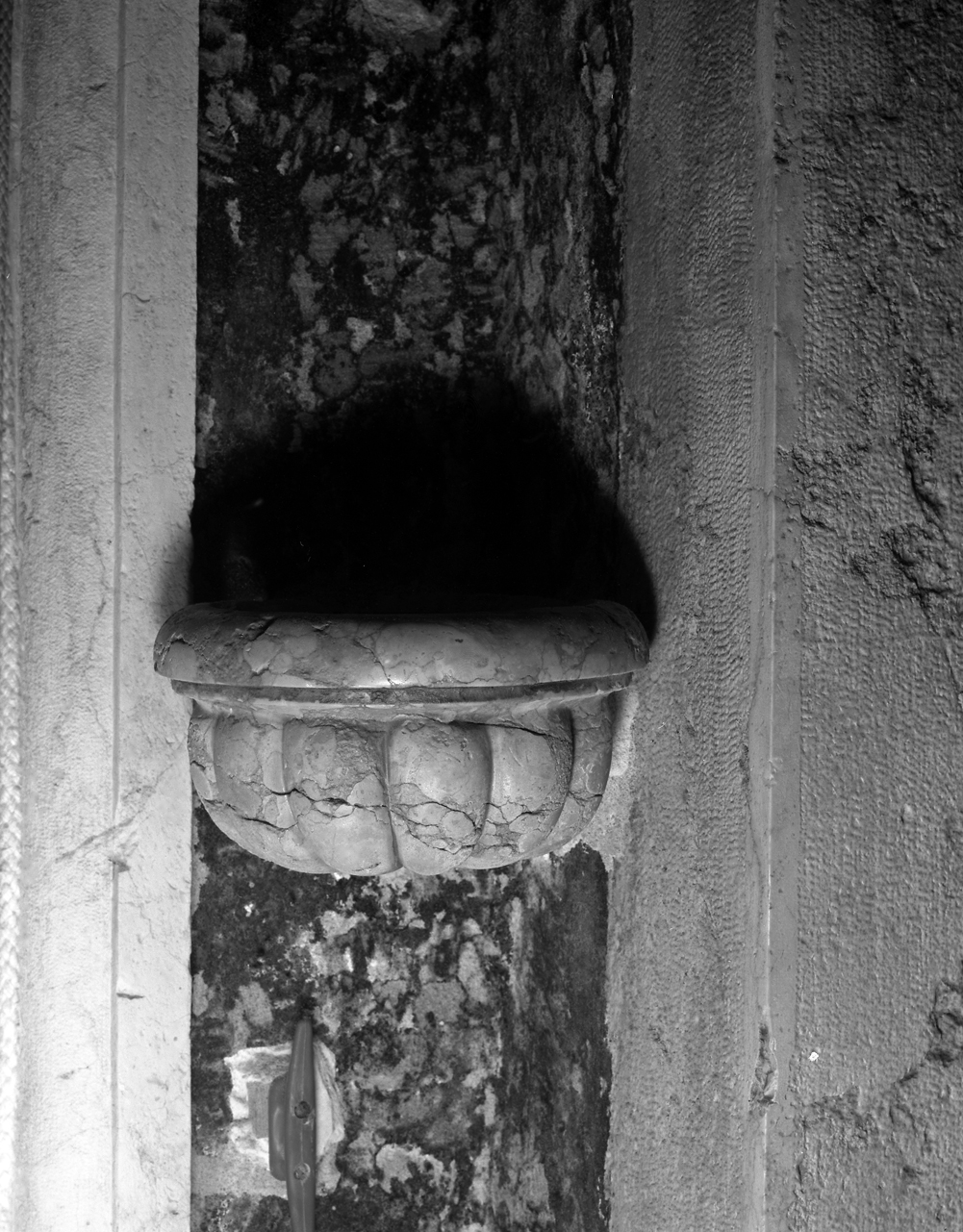 acquasantiera da parete - ambito veneto (sec. XVII)