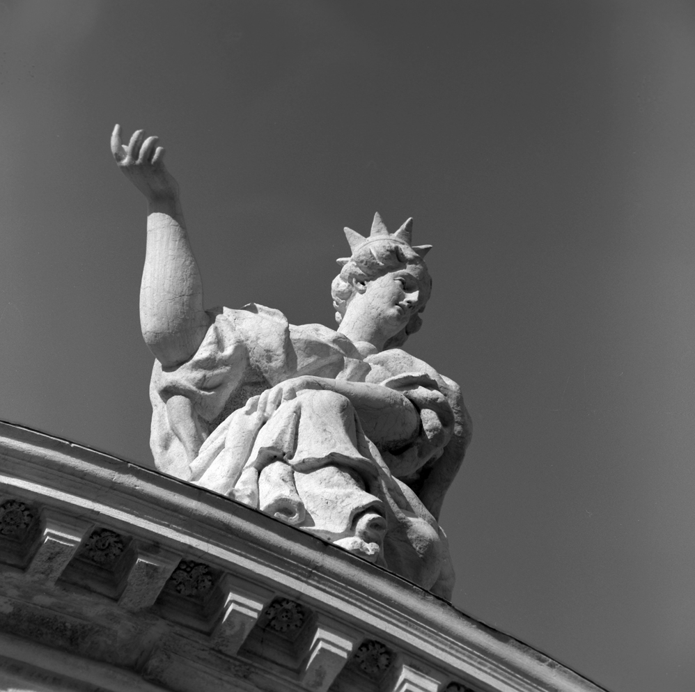 figura allegorica femminile (statua, elemento d'insieme) di Sardi Giuseppe (sec. XVII)