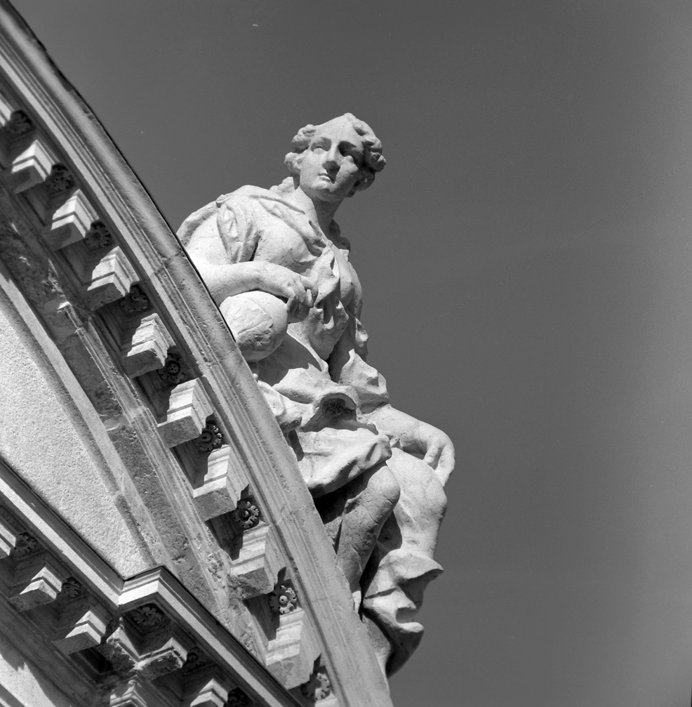 figura allegorica femminile (statua, elemento d'insieme) di Sardi Giuseppe (sec. XVII)