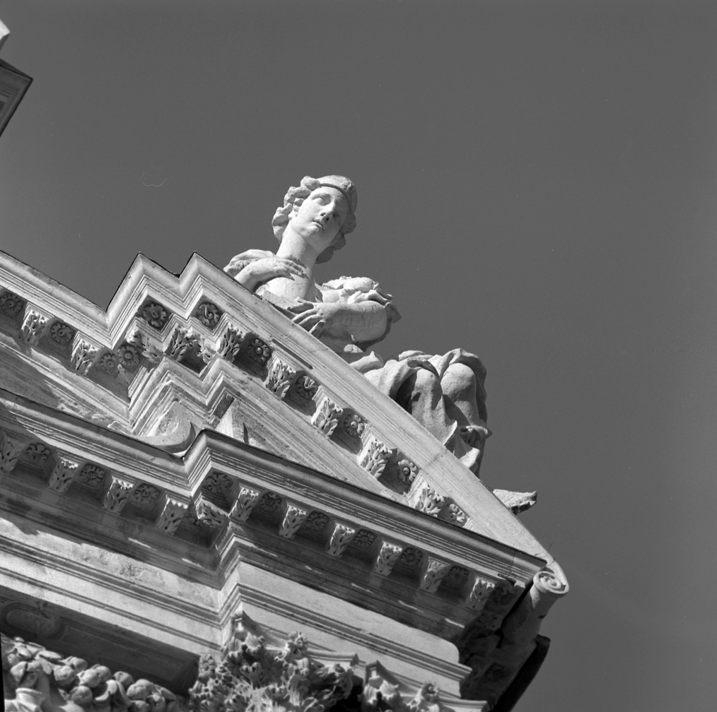 figura allegorica femminile (statua, elemento d'insieme) di Sardi Giuseppe (sec. XVII)