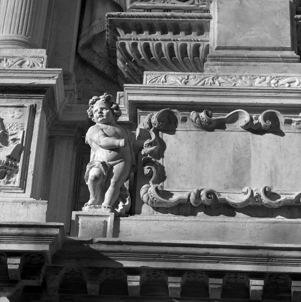 angeli reggitarga (statuetta, elemento d'insieme) di Sardi Giuseppe (sec. XVII)