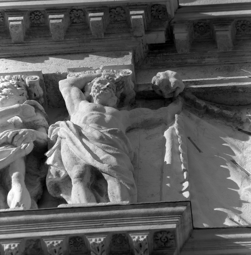 telamone (rilievo, elemento d'insieme) di Sardi Giuseppe (sec. XVII)