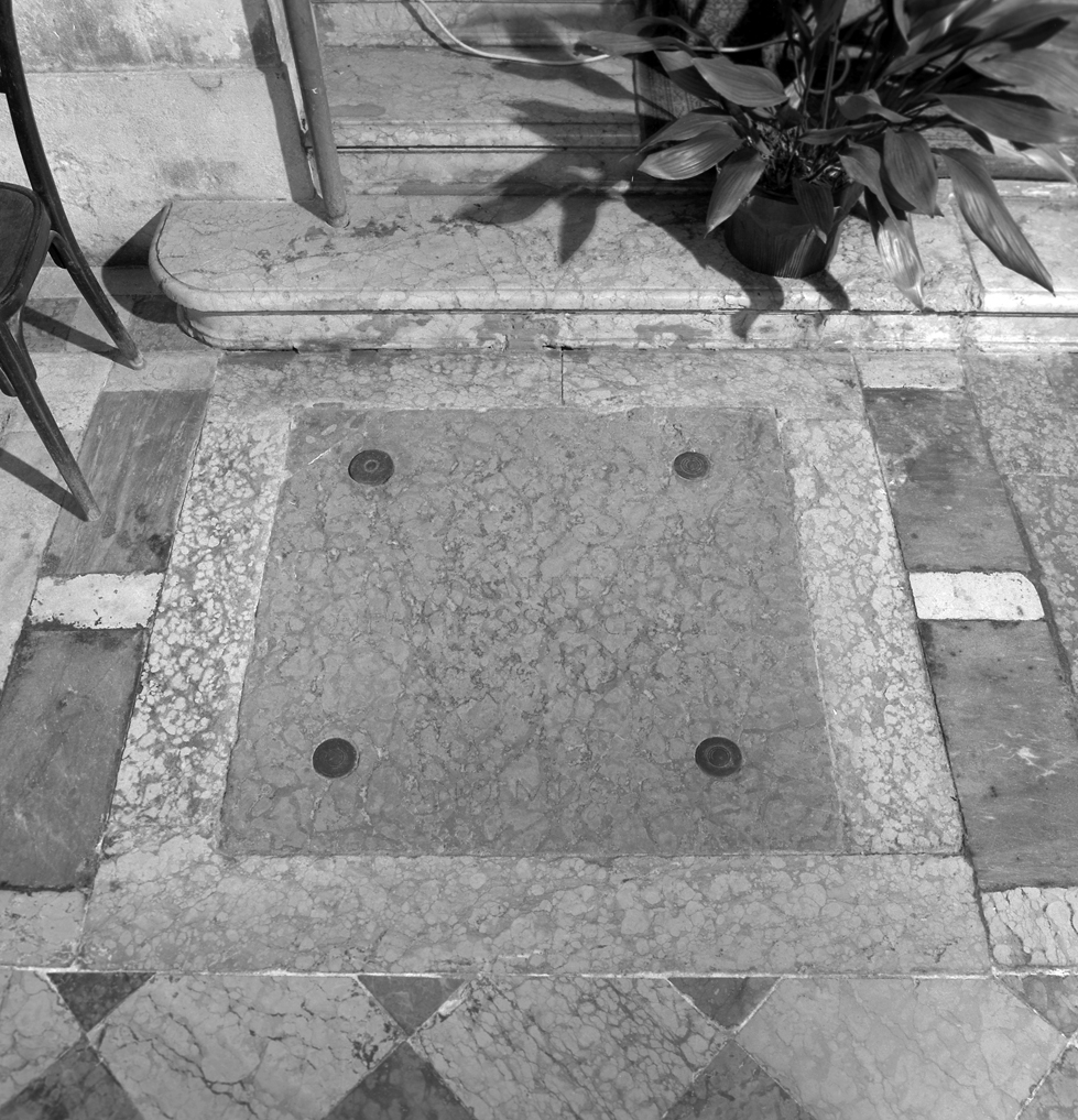 lapide tombale - ambito veneziano (sec. XVII)