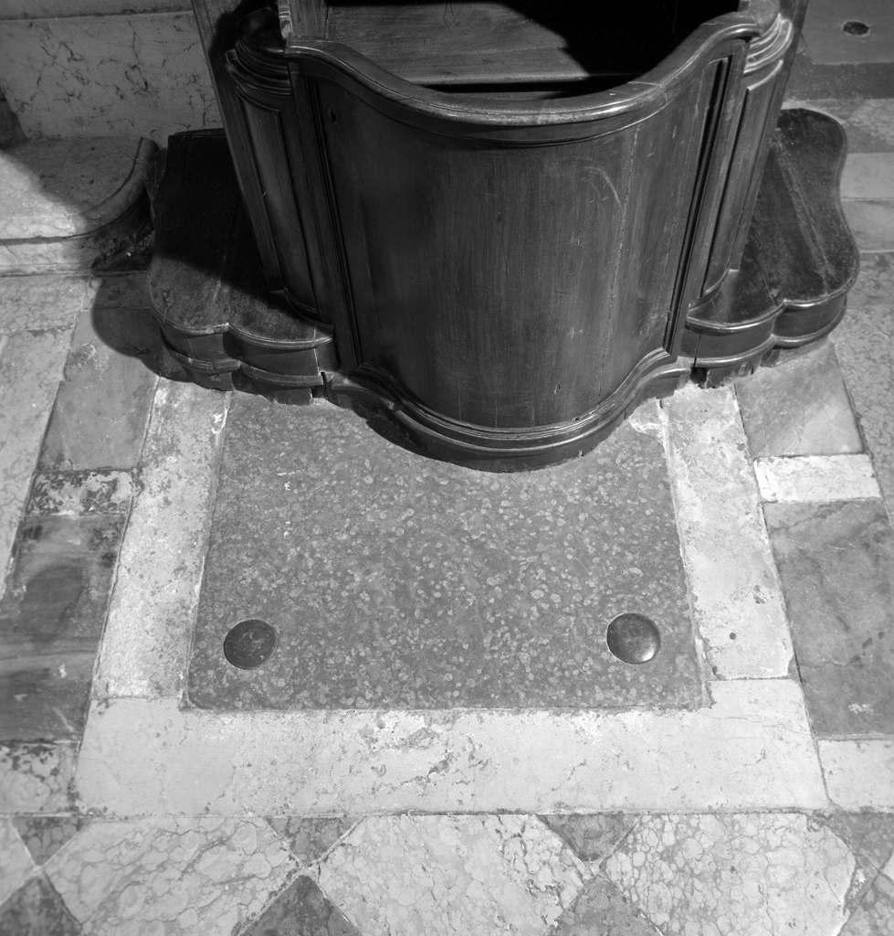 lapide tombale - ambito veneziano (sec. XVII)