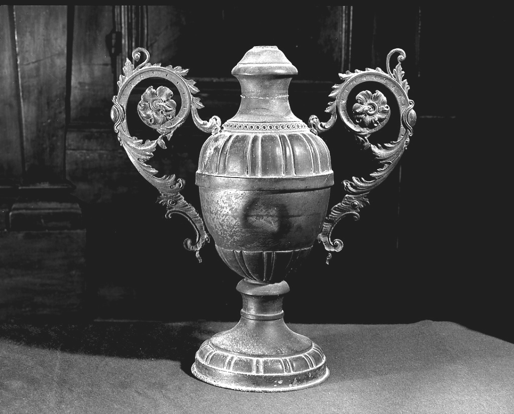 vaso d'altare con composizione floreale - bottega veneta (secc. XIX/ XX)