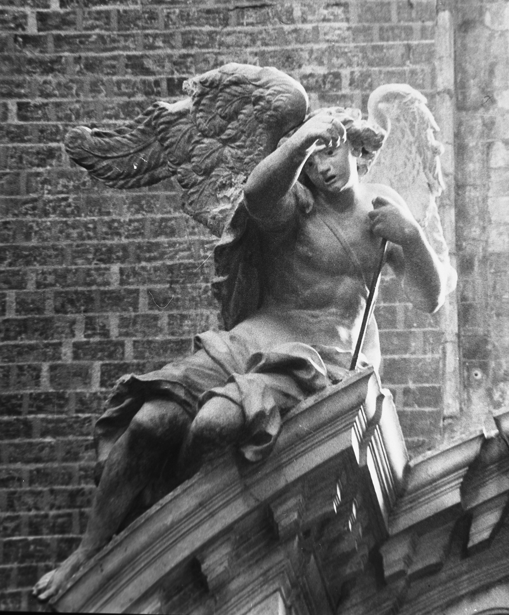 angelo con strumenti della passione (statua, elemento d'insieme) di De Corte Josse (sec. XVII)