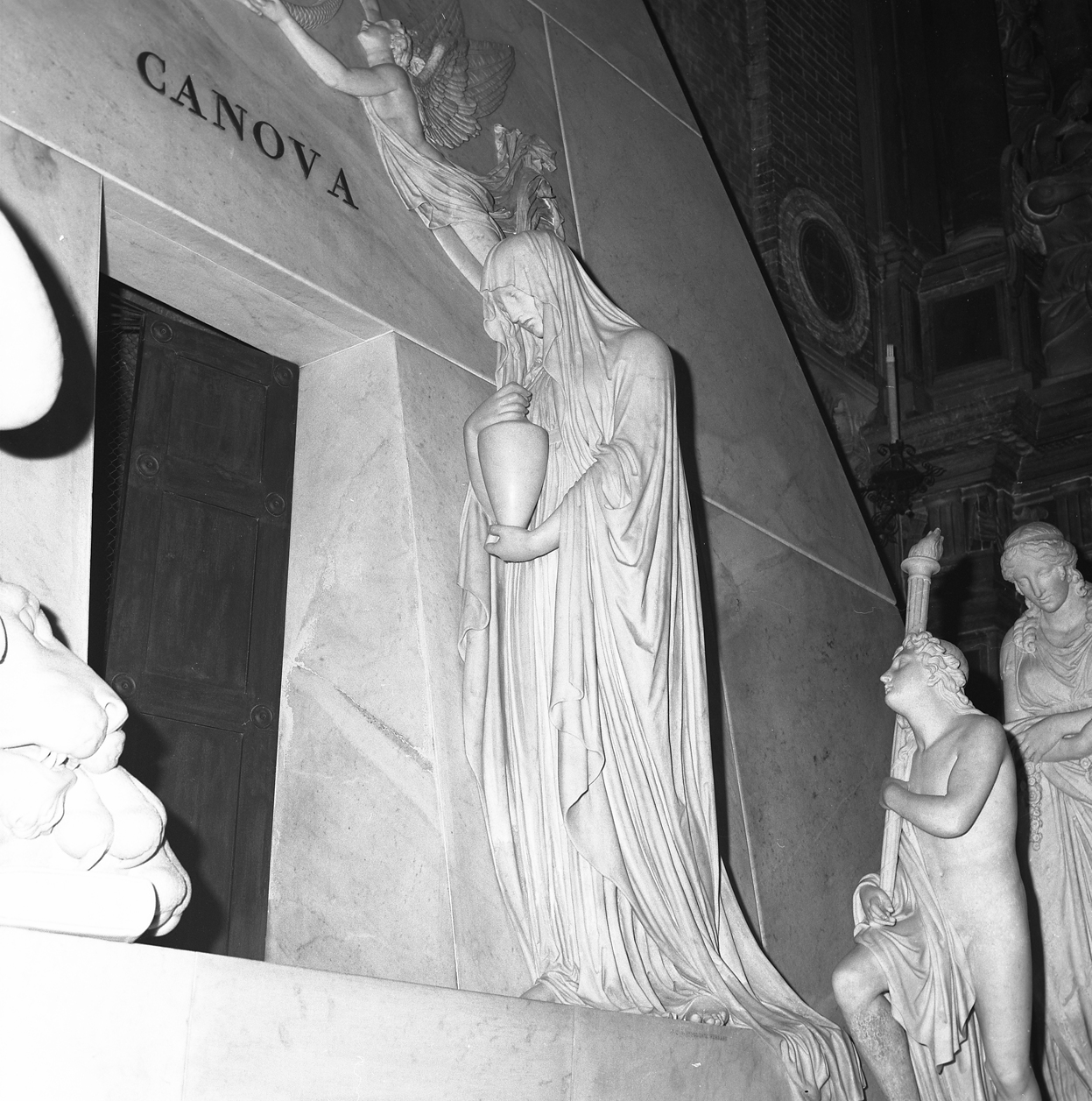 figura allegorica femminile (statua, elemento d'insieme) di Canova Antonio (sec. XIX)