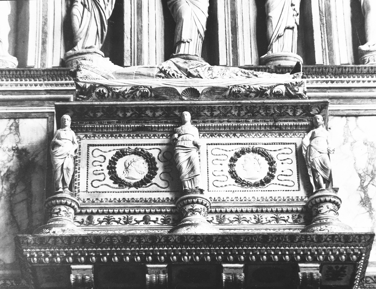 urna cineraria, elemento d'insieme di Rizzo Antonio (sec. XV)