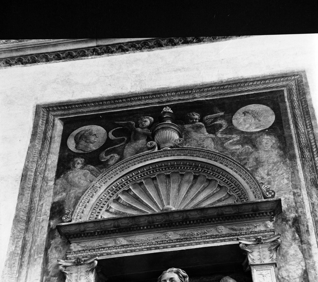 angeli con ghirlande di fiori (dipinto, elemento d'insieme) - ambito veneto (sec. XV)