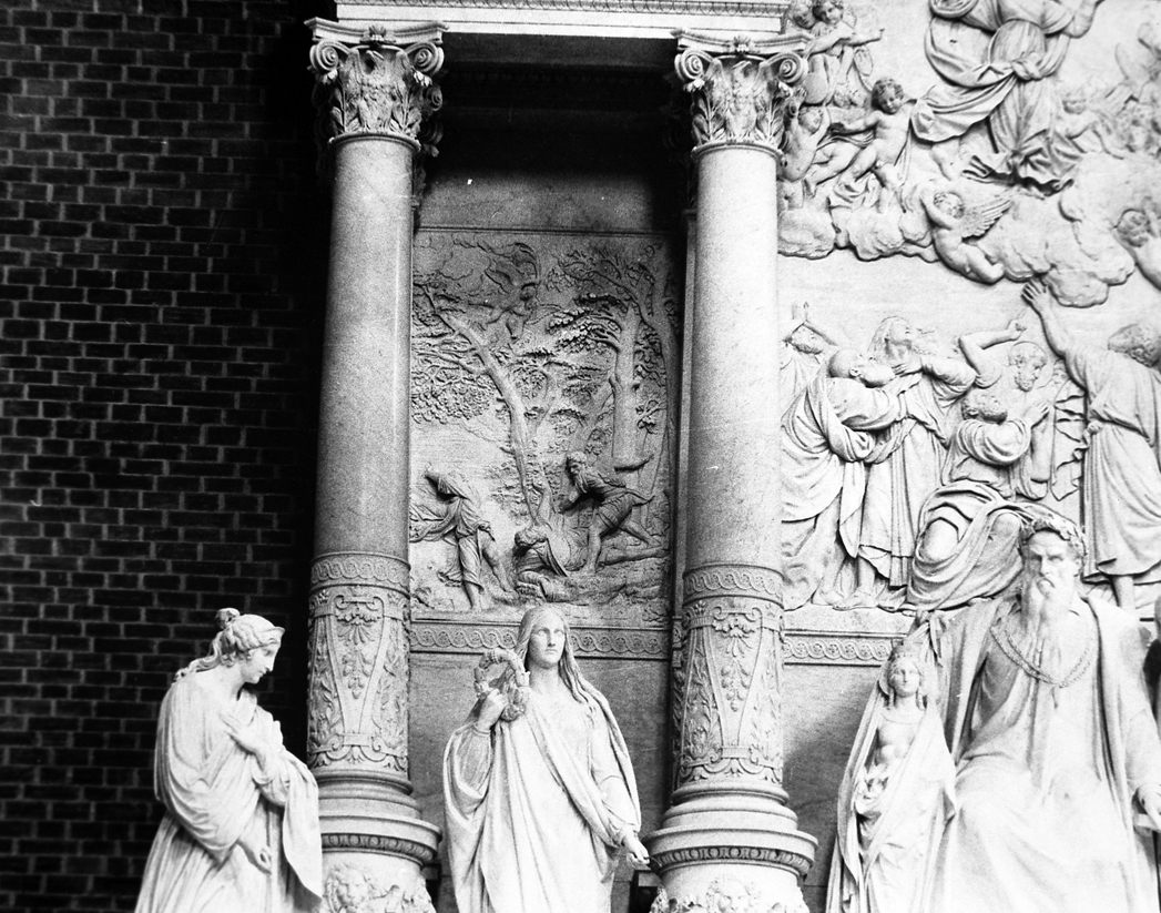 crocifissione di San Pietro (rilievo, elemento d'insieme) di Zandomeneghi Luigi, Zandomeneghi Pietro (sec. XIX)