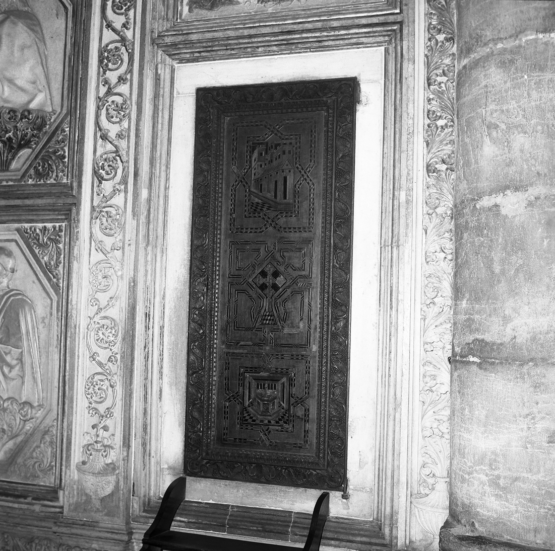 Veduta prospettica e elementi decorativi geometrici (porta - ad un battente) - ambito veneto (sec. XV)
