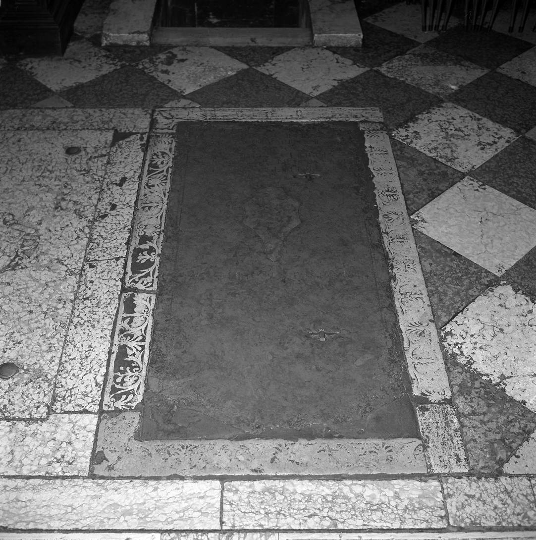 lastra tombale - ambito veneto (secc. XVI/ XVII)