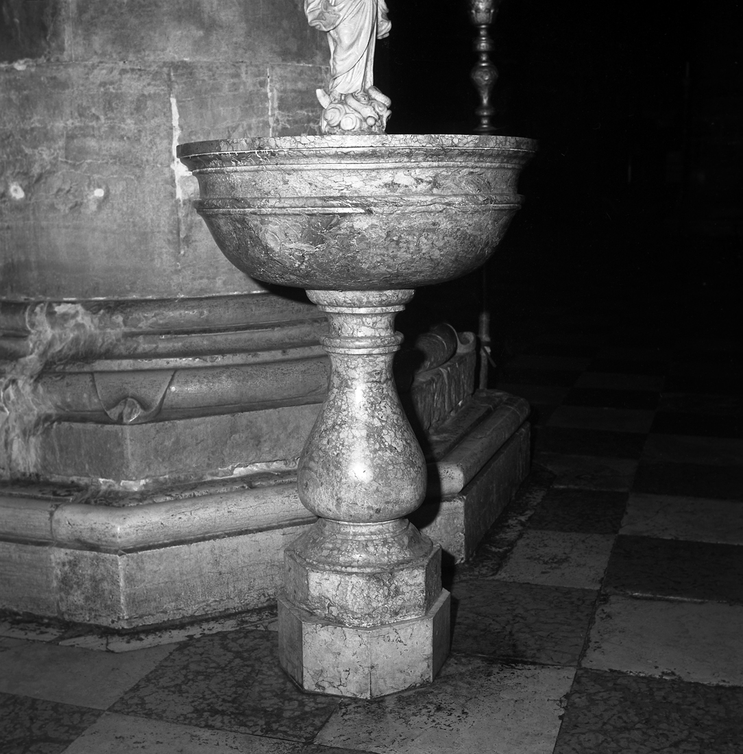 acquasantiera - a fusto - ambito veneto (sec. XVII)