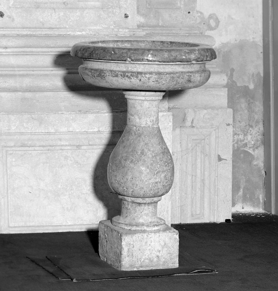 acquasantiera - a fusto - ambito veneziano (sec. XVIII)