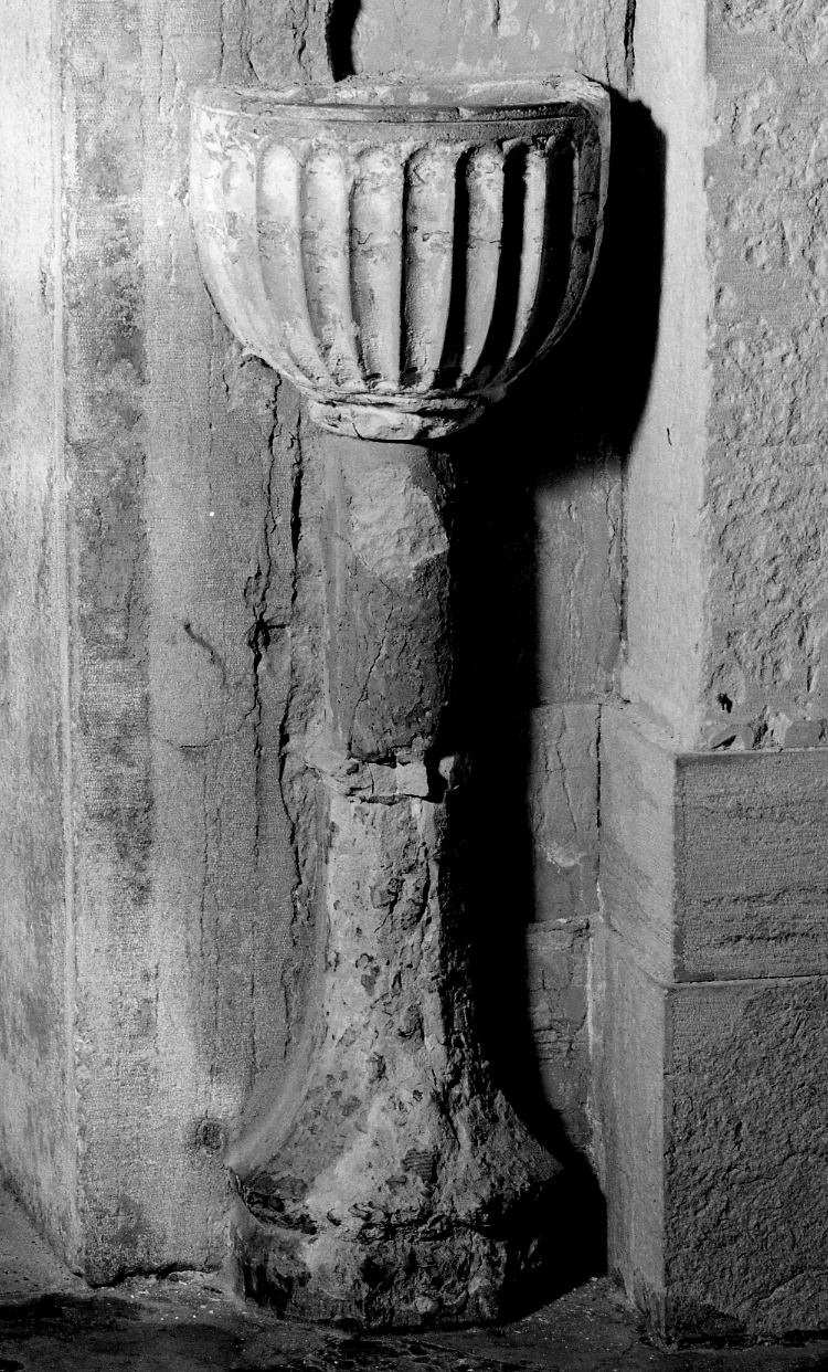 acquasantiera - a fusto - ambito veneziano (sec. XVI)