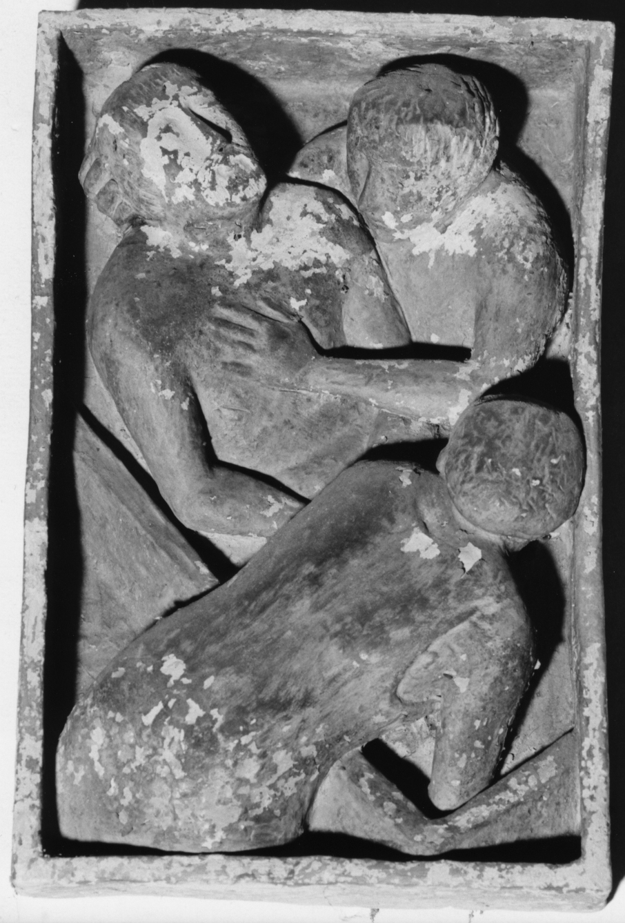 stazione XIV: Gesù deposto nel sepolcro (formella, elemento d'insieme) di Romanelli Giuseppe (sec. XX)