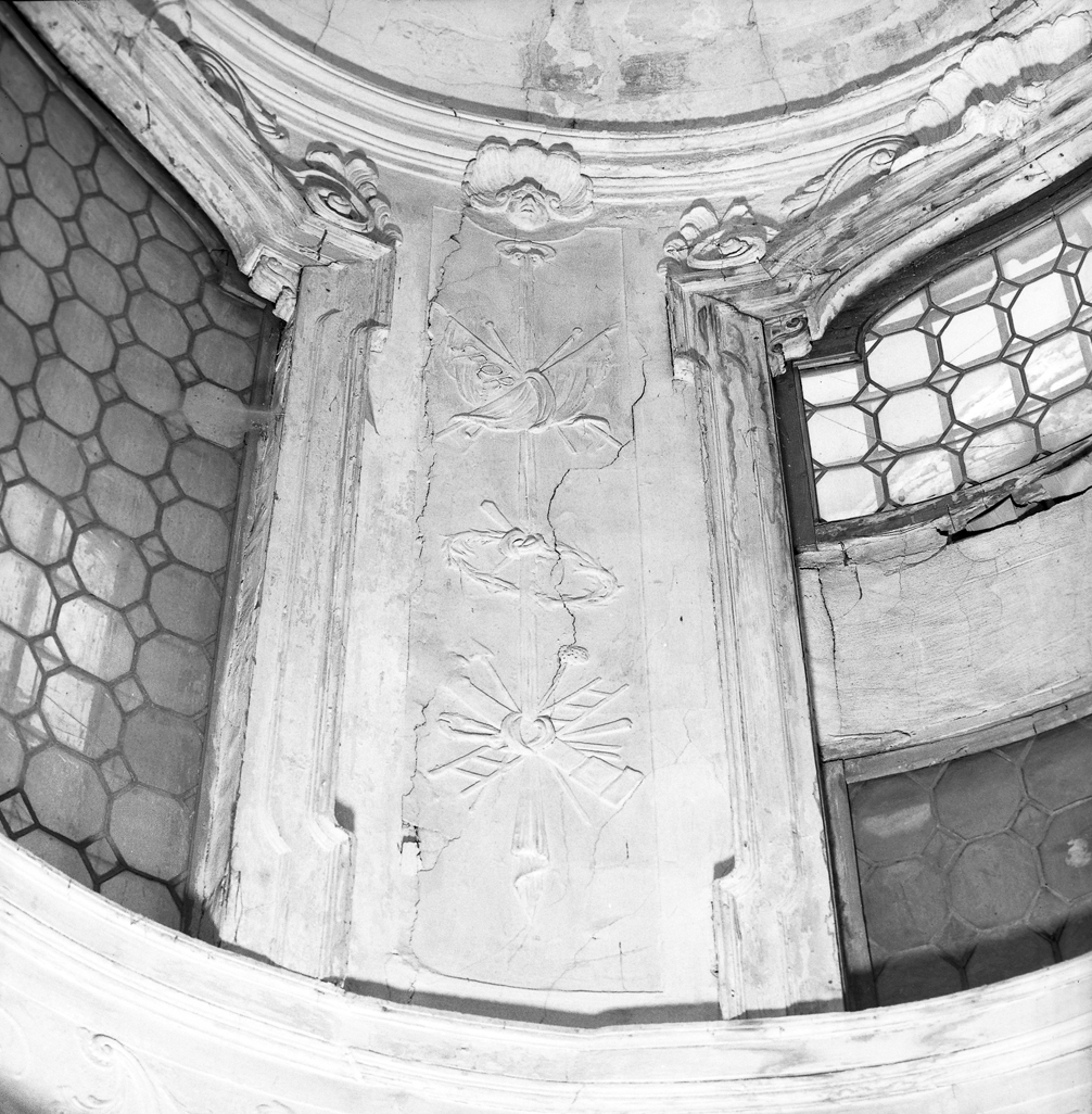 simboli della passione (decorazione plastica, elemento d'insieme) - ambito veneziano (sec. XVIII)