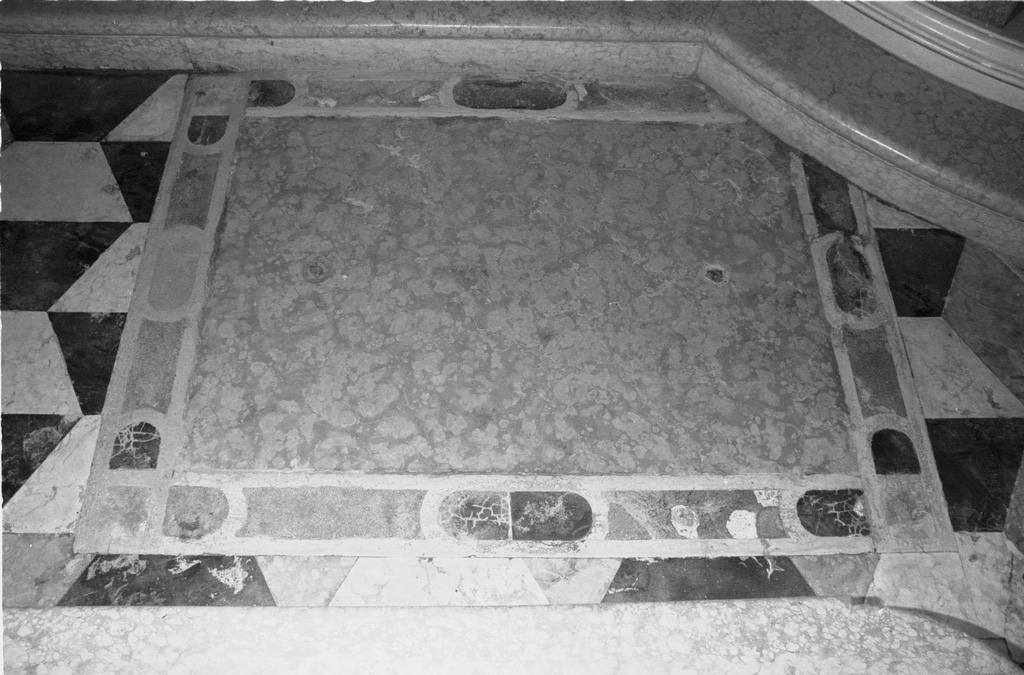 lastra tombale - ambito veneto (secondo quarto sec. XVIII)