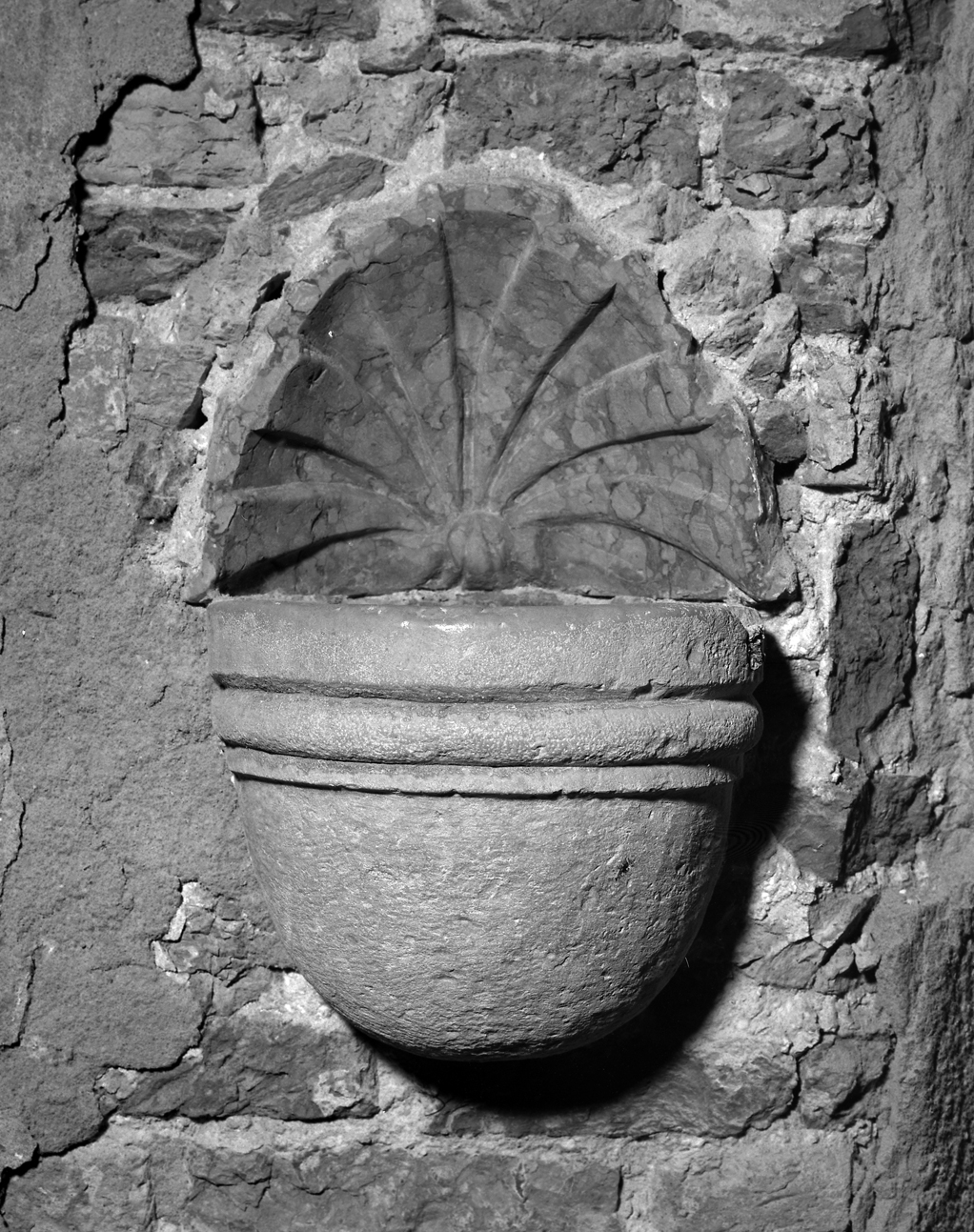 acquasantiera da parete - ambito veneziano (secc. XV/ XVI)