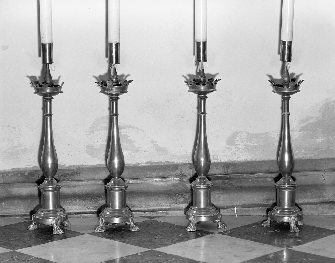 candeliere d'altare, serie - bottega veneta (primo quarto sec. XX)