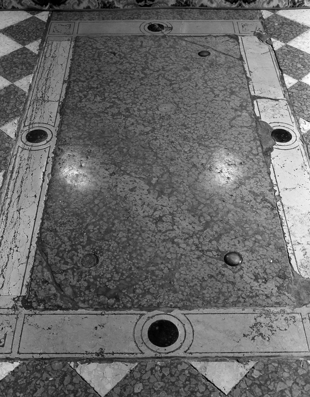 lapide tombale - ambito veneziano (secc. XVI/ XVII)