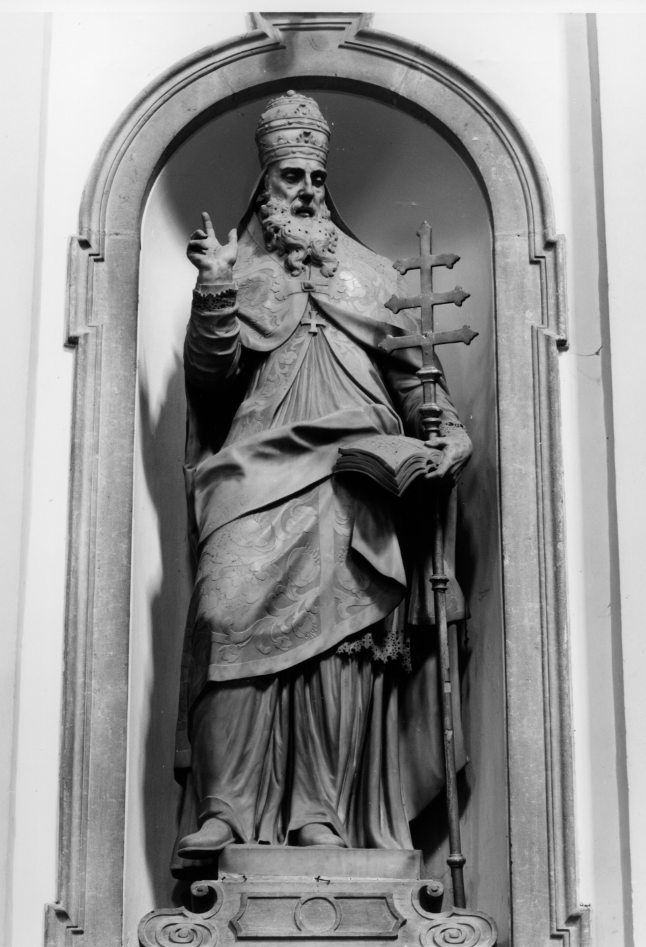 Santo vescovo (statua) di Bernardi Giuseppe detto Giuseppe Torretti (sec. XVIII)