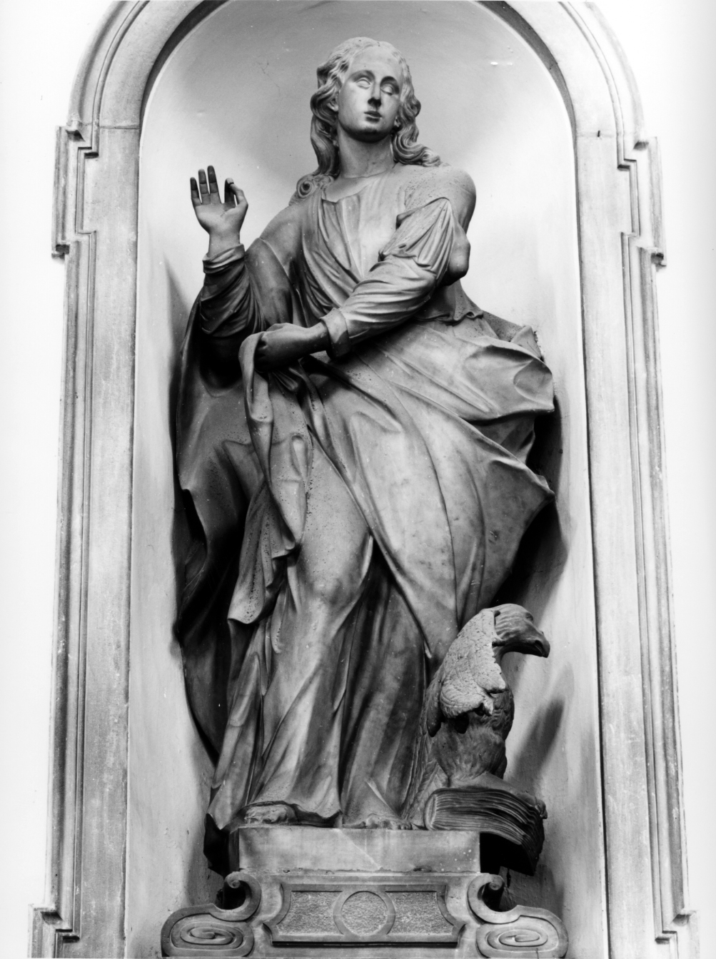 simbolo di San Giovanni Evangelista: aquila/ San Giovanni Evangelista (statua) di Bernardi Giuseppe detto Giuseppe Torretti (sec. XVIII)