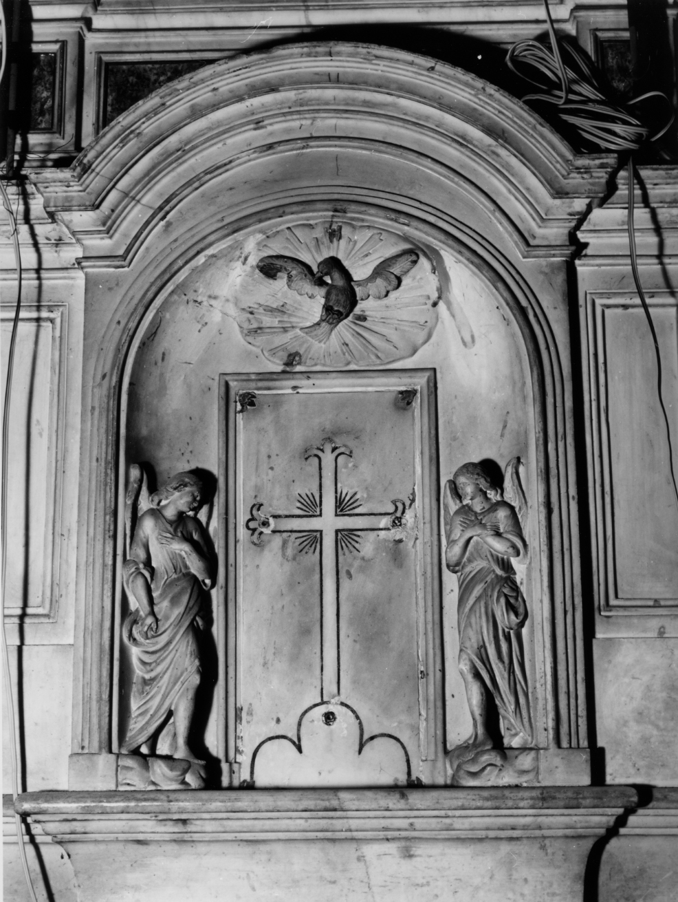 colomba dello Spirito Santo e due angeli (rilievo, elemento d'insieme) di Massari Giorgio (sec. XVIII)