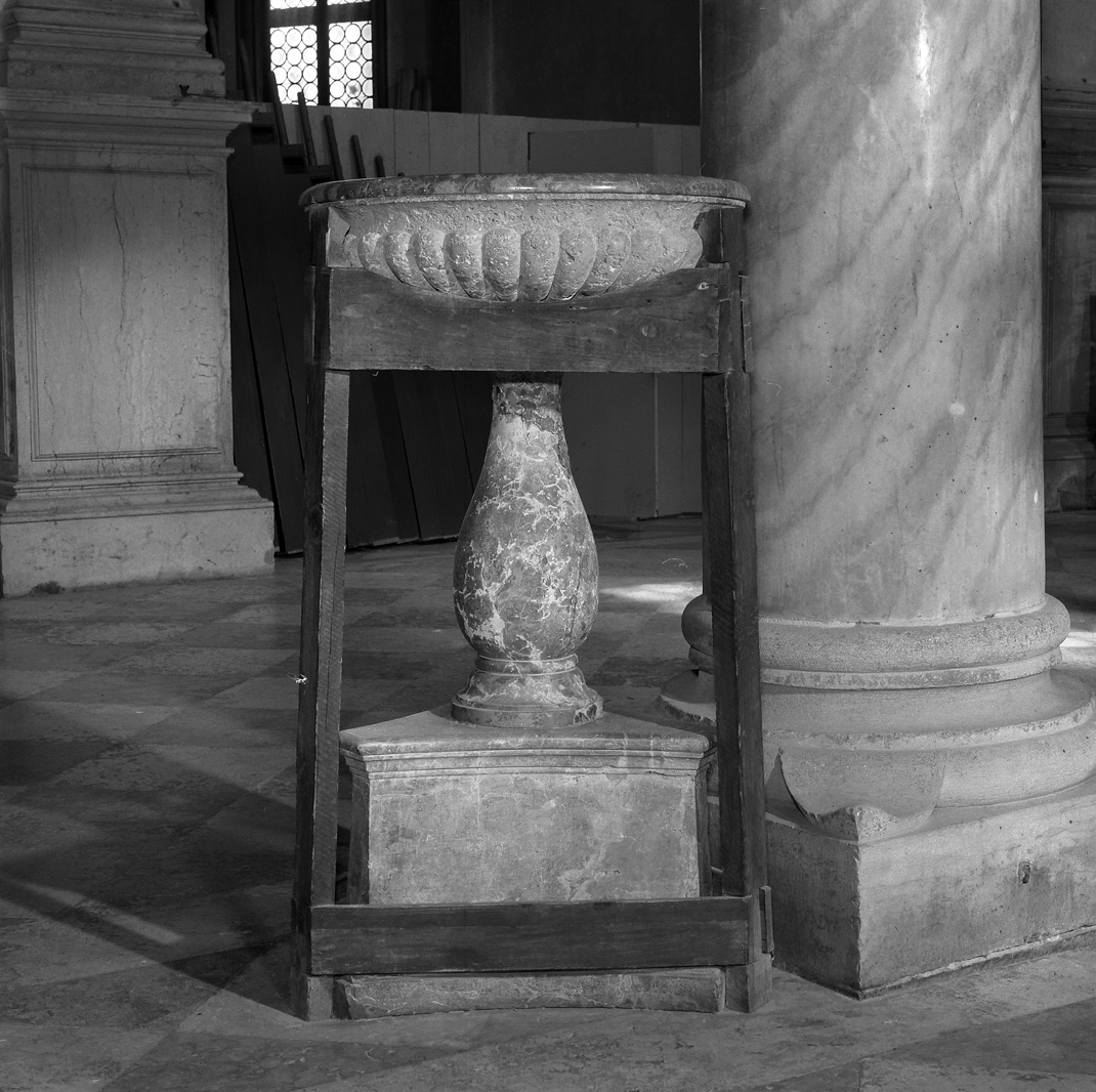 acquasantiera - a fusto - ambito veneto (sec. XVI)