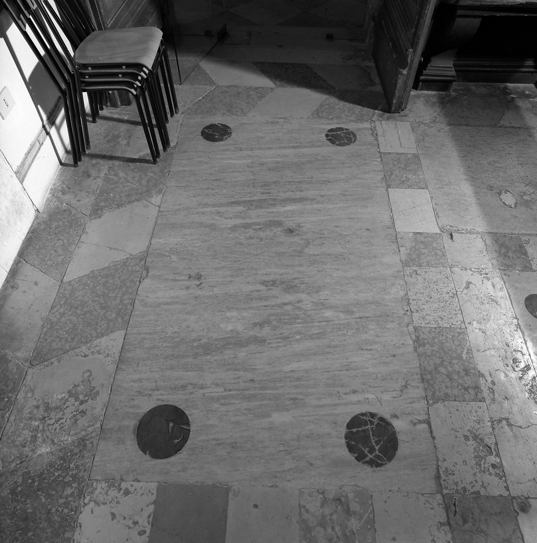 lapide tombale - ambito veneto (secc. XVIII/ XIX)