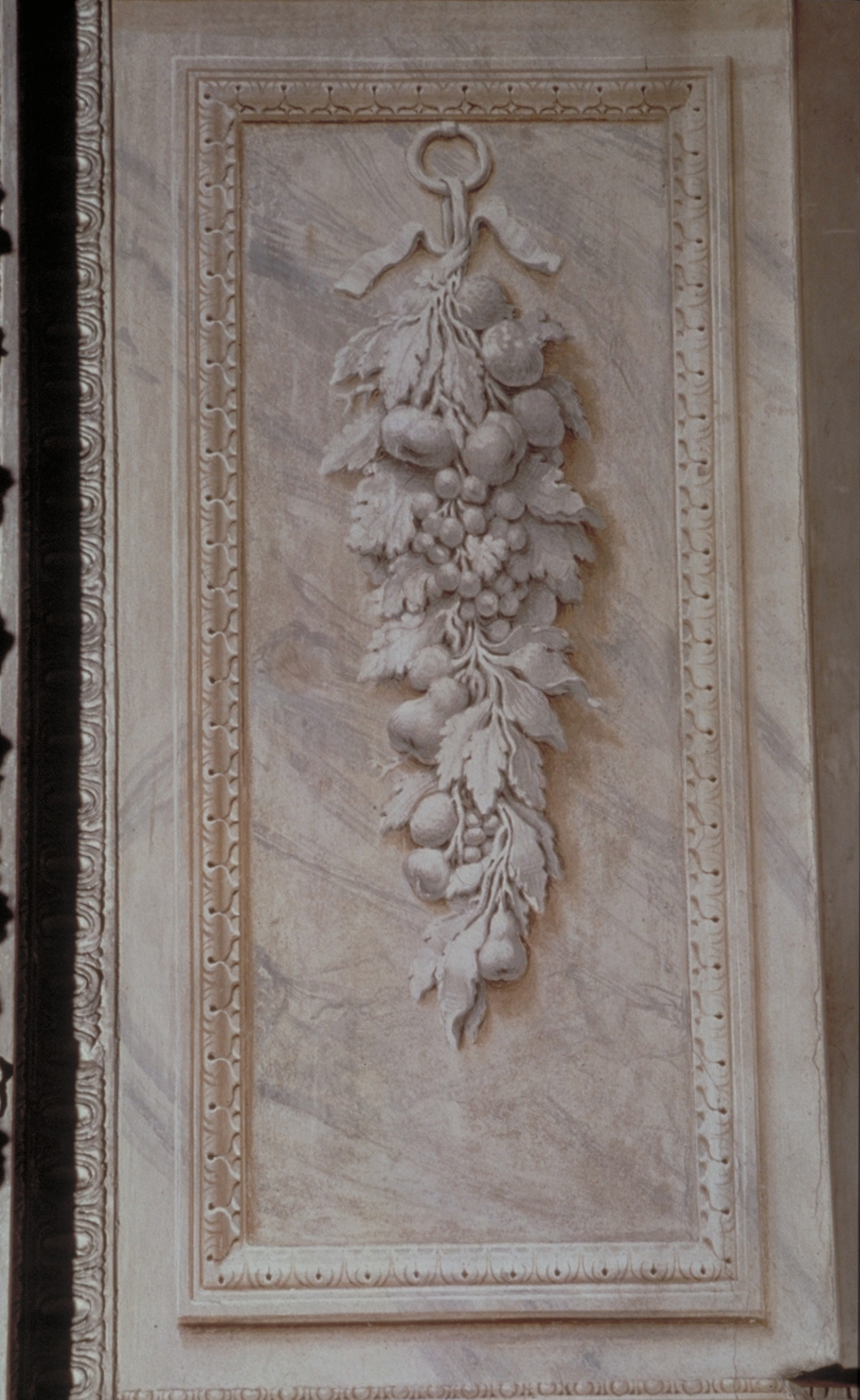 festone con frutti e nastri (dipinto, elemento d'insieme) di Tiepolo Giovanni Battista (attribuito) (prima metà sec. XVIII)